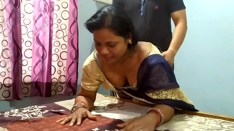 Popmini: Senior manager stiekem romantiek en neukt met kantoormeisje