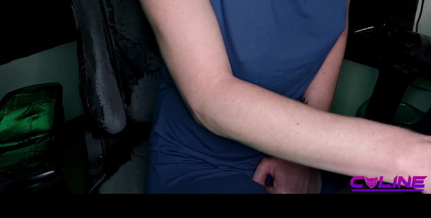 SlutCaline: Francesa puta se masturba enquanto assiste pornô no namorado PC...