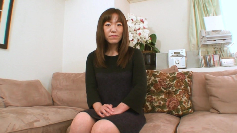 Japan Lust: Japanse cougar spuit over de bank in afwachting