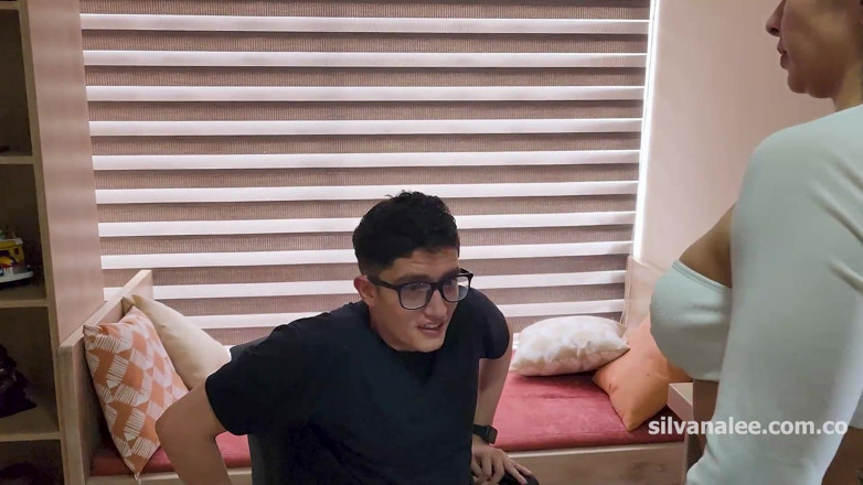 Silvana Lee: सेक्सी और हॉट कोलम्बियाई milf(चोदने लायक मम्मी) Silvana lee बड़े लंड वाले पाइप बॉय वाले लड़के के सपने को पूरा करती है