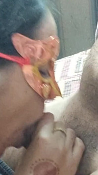 L'arrapata pirya bhabhi si diverte a succhiare il cazzo del suo partner e a fare un pompino