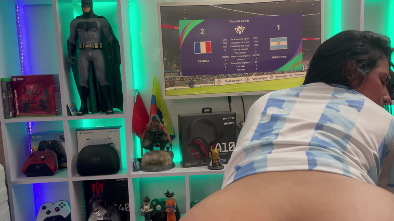 Jenifer Play: Argentyńska dziewczyna przegrywa zakład i musi ssie wielkiego kutasa