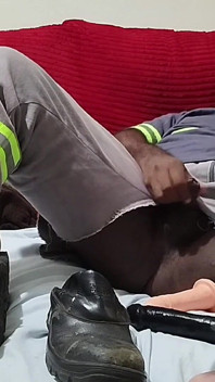 Mit meiner zerrissenen Uniform, die sich selbst befriedigt und im Kofferraum kommt.
