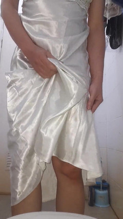 Naomisinka: Asijský crossdresser na sobě má dlouhý hedvábný noční šat