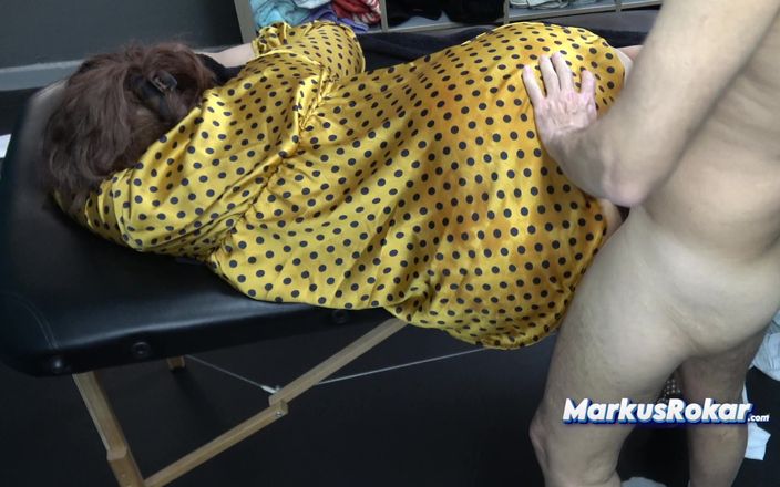 Markus Rokar Massage: 마사지 침대에서 거대한 엉덩이 서프라이즈 | 보너 안마사 유혹하는 마누라