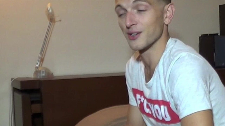 Sneaker gay: โดนควย Xxl เย็ด และเพื่อนสนิทของเขา