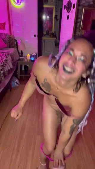 TSJade95: Striptease rock lent și senzual