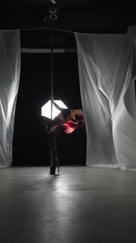 Deusa Renata Fox dança hipnotizantemente em um poste