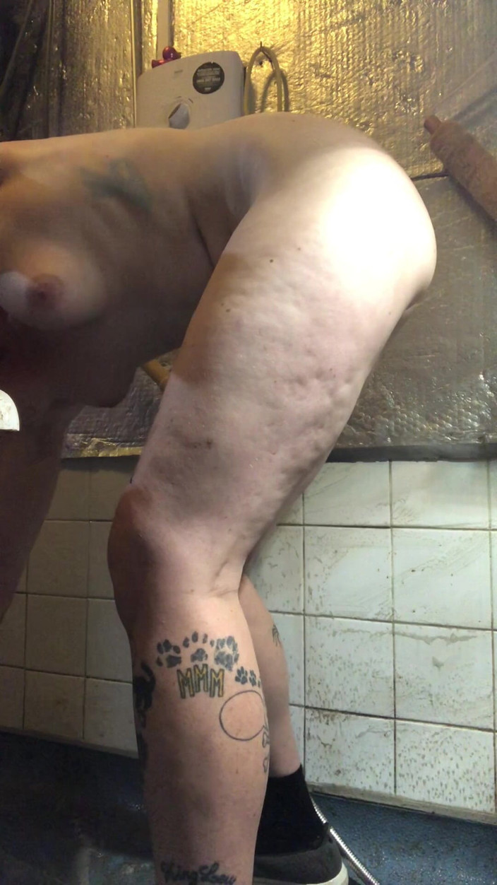 MistressWriggler: Banyomda çıplak derin temizlik yaparken götümün ve çalımın yüzünüzdeki epik görünümü!