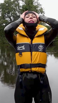 Une camisole de sauvetage et une combinaison confortable sauve Lucy d’une catastrophe de la rivière