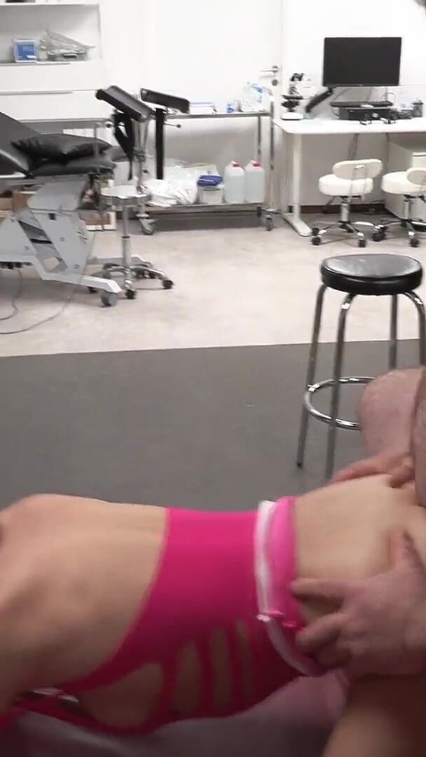 Vecchio peloso mi scopa il culo e mi riempie di sperma! (GianinaTS) Old Hairy Man Fucks My Ass and Creampies Me! (GianinaTS)