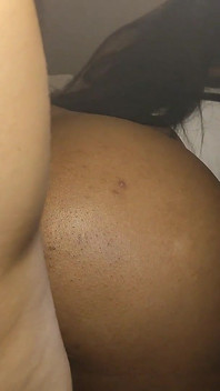 Uma jovem desfruta do pênis grande de um homem mais velho.