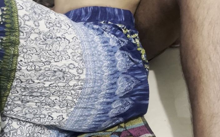NikiRathod: कपड़े हटाने के लिए चुंबन दिव्या के प्यारे बड़े स्तन