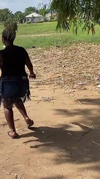 Afrikalı Zenci Seksi Zenci Kız Herkesin Içinde Kahkahalarla Dans Ediyor