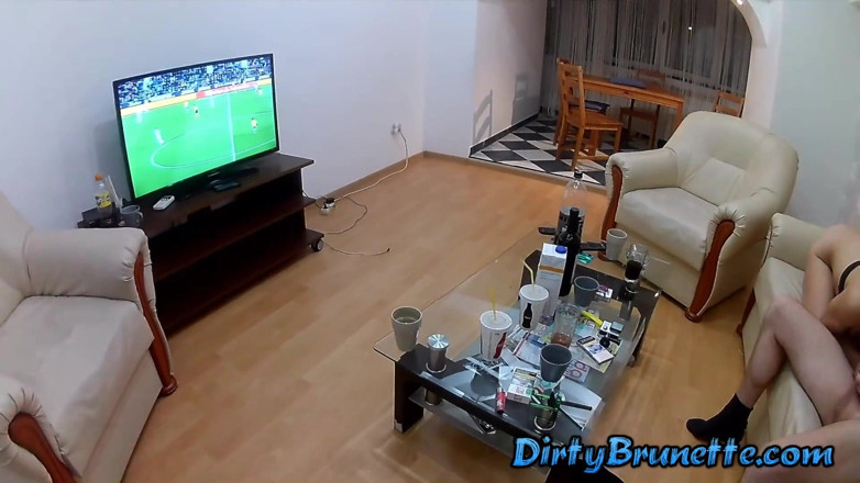Dirty Brunette: Tv에서 게임을 보면서 커피를 주문하고 이 갈색 머리녀를 따먹는 지루한 남자.
