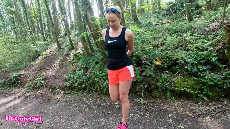 UKCuteGirl Lucy Lauren: जब आपने देखा तो मुझे बाहर गीला करना पड़ा: बेधड़क जॉगिंग