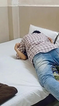 Cuba untuk membuatkannya lebih romantik dan memberinya ciuman lagi