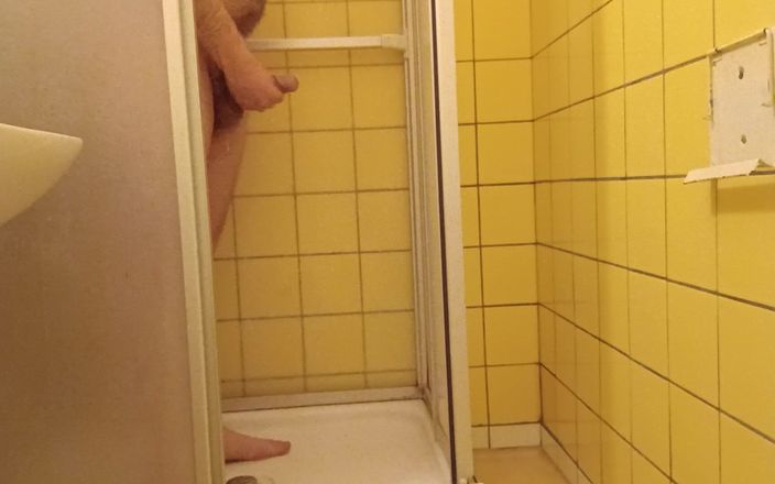 Ed Eden: Masturbace ve sprše
