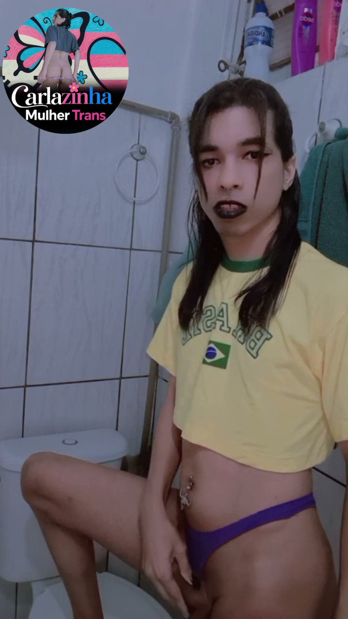 Srta. Carla: Este scriitoare, femeie trans goală și îi place să sugă pula