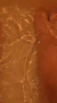 La sorellastra gigantessa umilia il fratellastro dicendogli di fare un foot bath con lei ma si mette il fratellastro