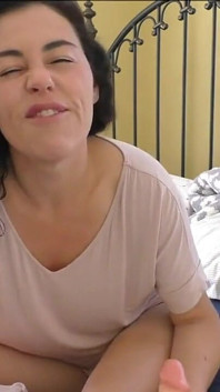 Femeie latino obraznică ajută la tentație