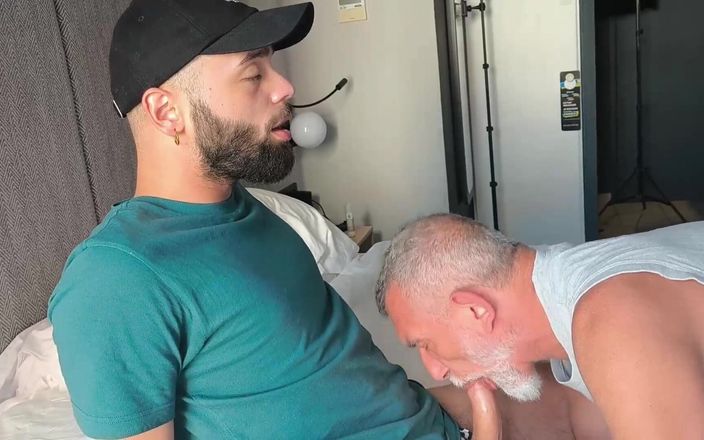 itapapixxl: Ham İtalyan olgun büyük memeli baba sakallı Fransız tur rehberini sikiyor