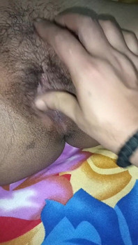 Meia-irmã faz massagem na buceta
