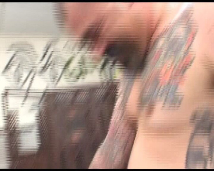 Goldenxtapes: Gagica brunetă suge cu pasiune o pulă mare
