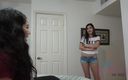 ATK Girlfriends: Virtuele vakantie - kijk hoe deze twee meisjes om beurten op...