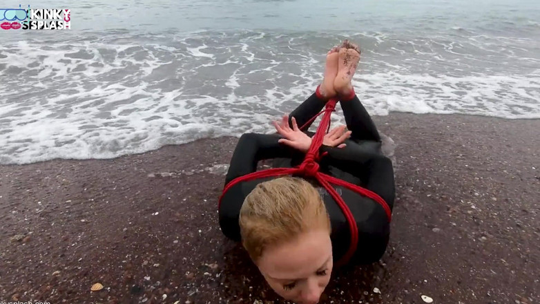 UKCuteGirl: Hogtied trong bộ đồ lặn - Thử thách thoát trói dây trên...