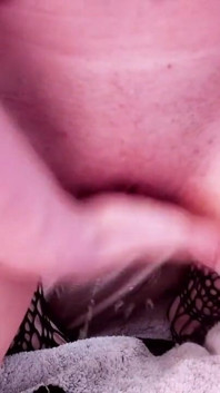 Squirting sur un jouet en verre