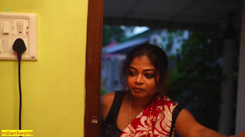 Indian Xshot: Baas neukt mijn onschuldige vrouw! Indische kantoorseks