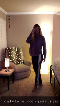 Ateşli evli orta yaşlı seksi kadın kamera kızı Jess Ryan striptiz yapıyor