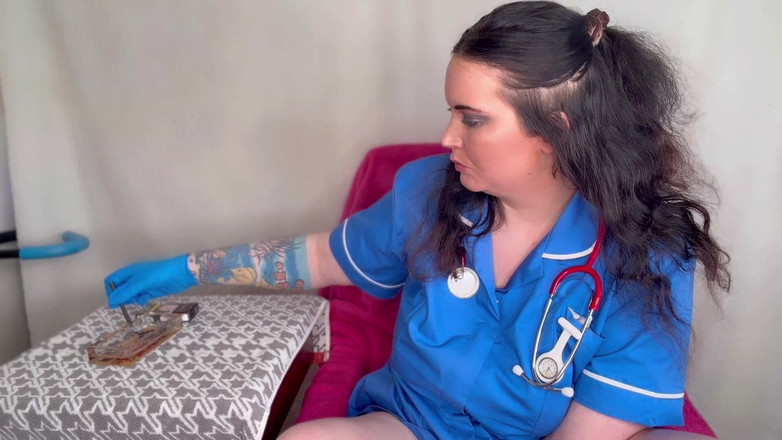 MissFFW: Ffw infirmière coquine se fait prendre en train de fumer