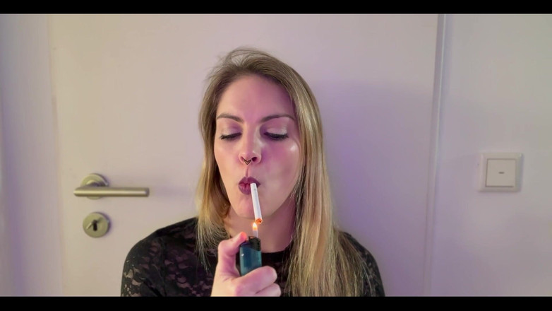 Naughty Natascha: 흑인 레이스의 흡연 클로즈업