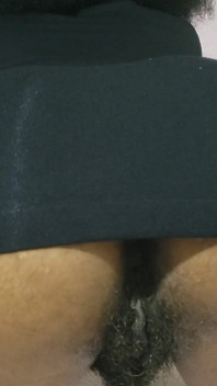 La culona che somiglia si gode le scopate dure di un grosso cazzo