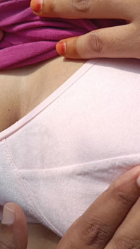 Student z jednolitym lesbijką na świeżym powietrzu