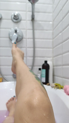 Risky Hairy Couple: Nasse behaarte muschi, behaarte beine und achselhöhlen in der Badewanne