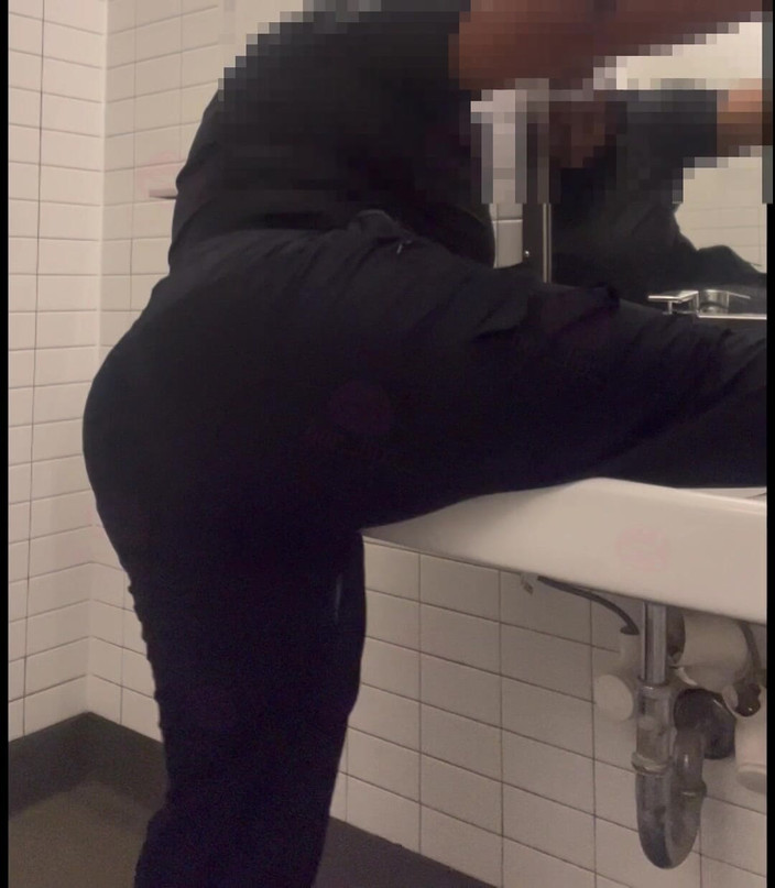 Anye Meshell: このトイレは故障していますが、ムラムラして閉じこもりました!