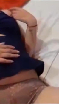 Fiul vitreg pervers își folosește pula și vibratorul pentru a fute pizda mamei sale vitrege în pat