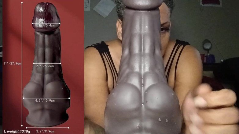 KNKY Bee: Bee si siede e Anally engulfs un enorme cazzo muscoloso...