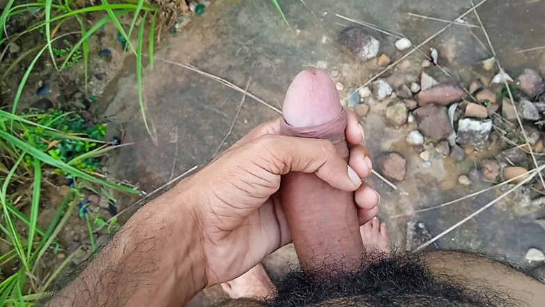 raoa6015: Je me balade à poil et je me masturbe