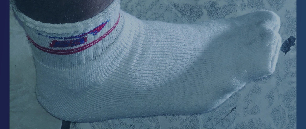 Stink HairyMale: Moje tělo zblízka v bílých ponožkách